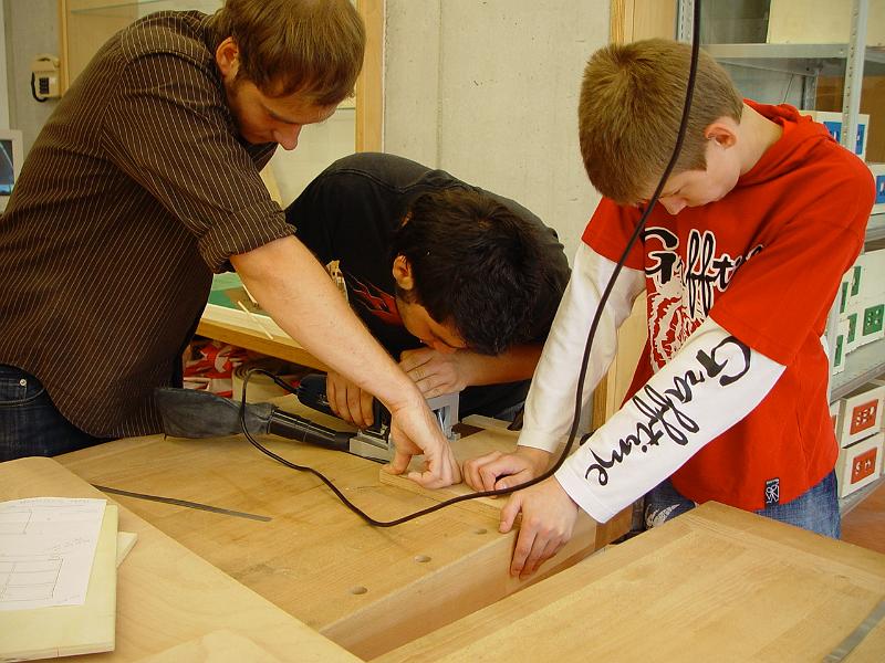 Projekt Theke19.JPG - Herr Lau, Luigi und Robin bei der Arbeit mit der Fräse.